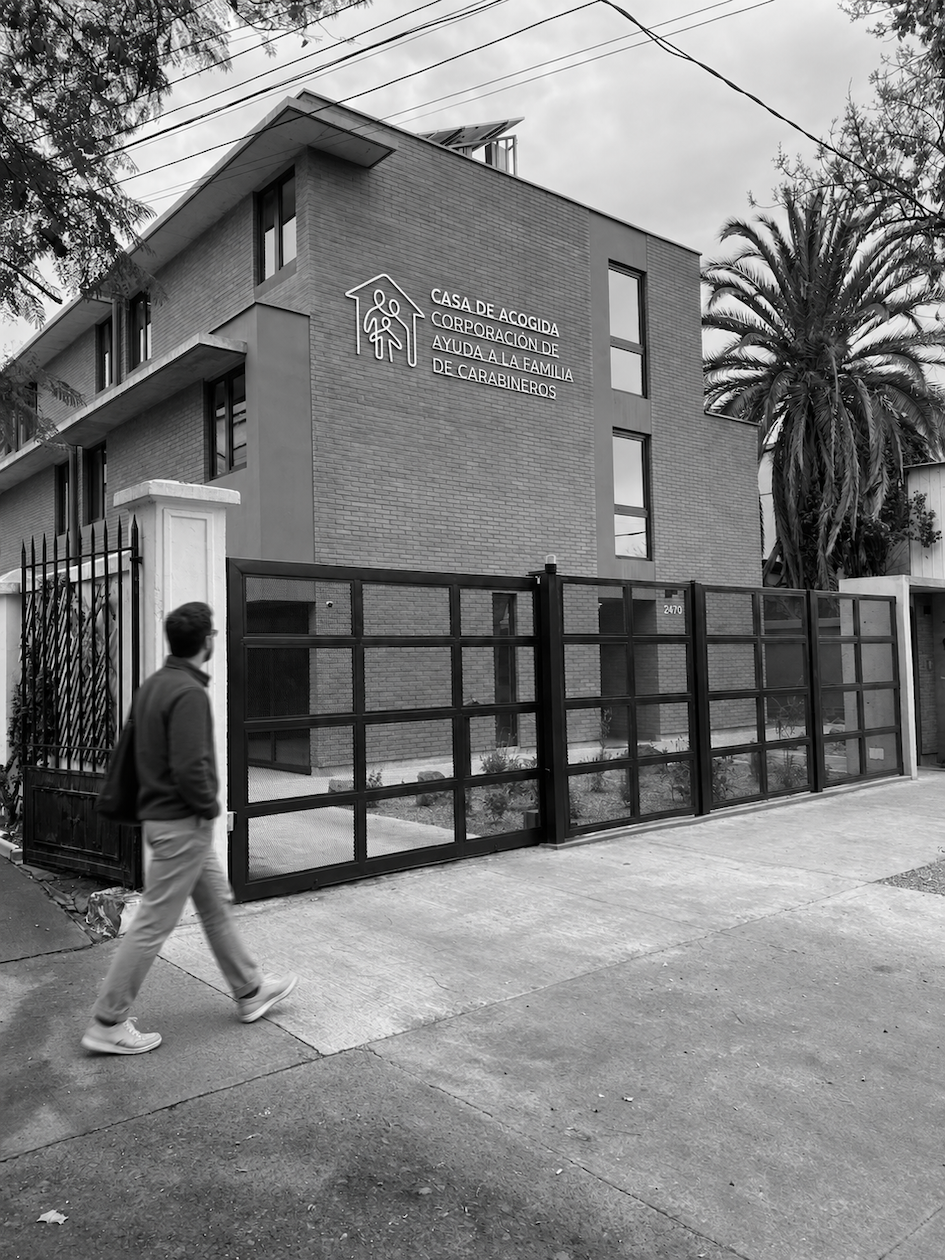 Vista de acceso de la Casa de Acogida, con reja perimetral, jardín de lavandas, en Santiago de Chile