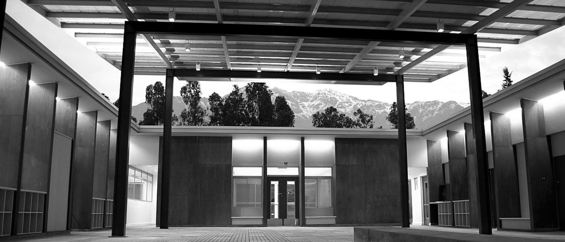 Patio central techado de la Escuela Especial Cumbres ubicada en la comuna de La Reina con vista hacia la cordillera